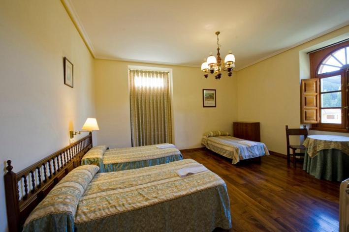 Hotel Restaurante La Casilla Cangas De Narcea Chambre photo