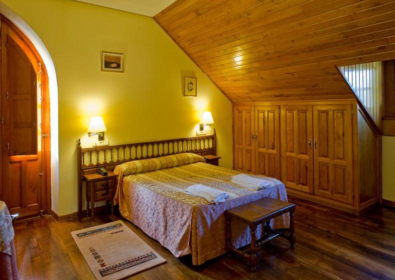 Hotel Restaurante La Casilla Cangas De Narcea Chambre photo