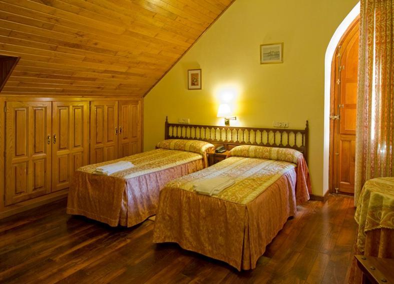 Hotel Restaurante La Casilla Cangas De Narcea Chambre photo